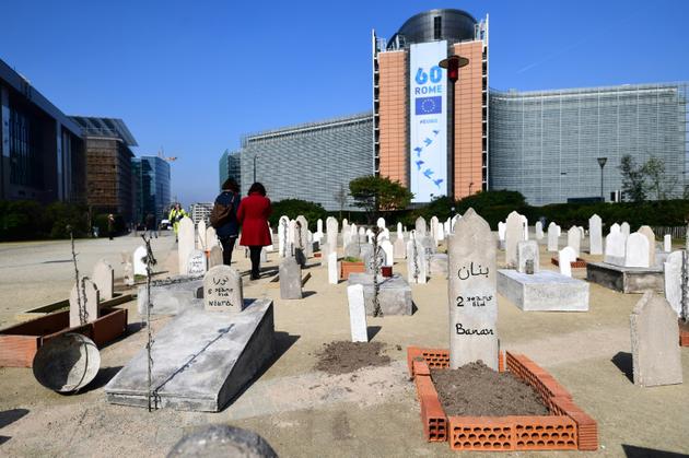 Un faux cimetière pour les enfants syriens installé par l'ONG Save the Children devant les institutions européennes, le 3 avril 2017 à Bruxelles [EMMANUEL DUNAND / AFP]