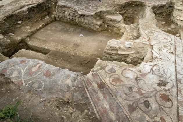 Fragments de mosaïques sur un site archéologique gallo-romain à Auch, en France, le 11 juillet 2017 [Eric CABANIS / AFP]