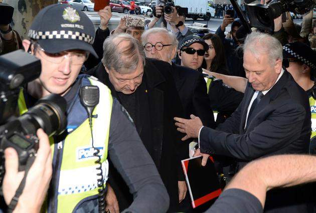 Le cardinal australien George Pell (c), numéro trois du Vatican, arrive au tribunal de Melbourne le 26 juillet 2017 [Mal Fairclough / AFP]