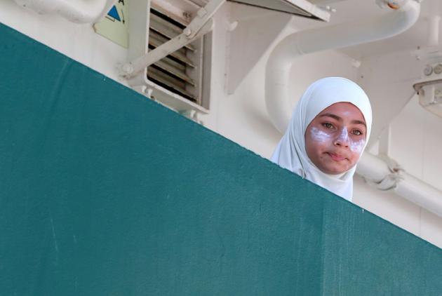 Une jeune fille attend au port italien de Salerne de pouvoir descendre d'un navire de la Garde civile espagnole avec 1.216 migrants, qu'il a secourus en Méditerranée, à son bord, le 29 juin 2017. [CARLO HERMANN / AFP/Archives]