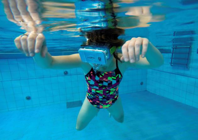 Une femme nage avec des dauphines virtuels dans une piscine à Apeldoorn, aux Pays-Bas, le 31 octobre 2017 [JOHN THYS / AFP]