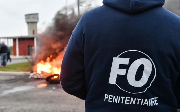 Un gardien de prison proteste devant Vendin-le-Vieil, dans le nord de la France, le 15 janvier 2018 [DENIS CHARLET / AFP]