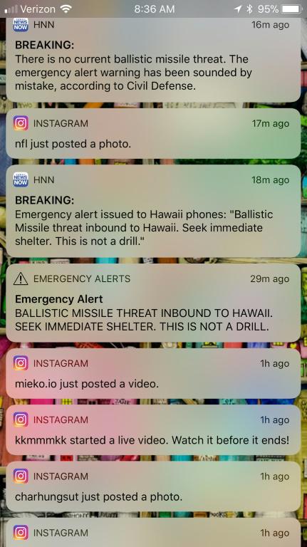 Capture d'écran du smartphone du photographe de l'AFP à Honolulu, Hawaï, montrant les messages d'alerte reçus le 13 janvier 2018, qui était fausse [Eugene Tanner / AFP]