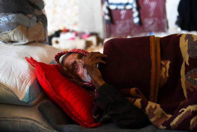 Agé de 82 ans, Khalil Tamr, a dû fuir Afrine en raison de l'offensive des forces turques et a trouvé refuge dans une maison abandonnées dans le village de de As-Ziyara, une zone contrôlée par les forces kurdes et syriennes. Photo du 19 mars 2018 [GEORGE OURFALIAN / AFP]