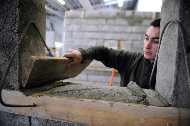 Un jeune compagnon du devoir se forme aux métiers de la maçonnerie, le 4 avril 2014, à Colomiers, en Haute-Garonne [REMY GABALDA / AFP/Archives]