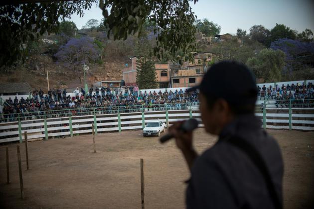 Un rassemblement de la police communautaire à Tlacotepec dans l'état du Guerrero au Mexique, le 24 mars 2018 [Pedro PARDO / AFP]