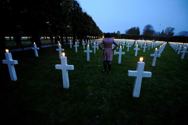 Les tombes de 3.500 soldats américains illuminées à Romagne-sous-Montfaucon (Meuse), le 11 novembre 2017<br />
3500 of the 14,246 graves at the necropolis were illuminated with candles. [JEAN-CHRISTOPHE VERHAEGEN / AFP]