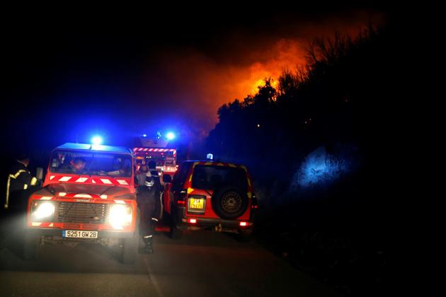 Des pompiers luttent contre un feu près du village de Palasca (Corse), le 22 octobre 2017  [PASCAL POCHARD-CASABIANCA / AFP]