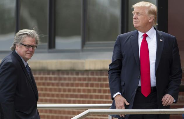 Donald Trump au côté de Steve Bannon, désormais ancien conseiller du président américain, à Kenosha dans le Wisconsin, le 18 avril 2017 [SAUL LOEB / AFP/Archives]