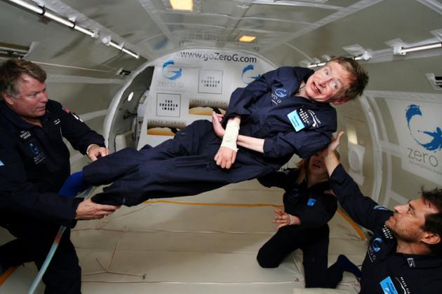 L'astrophysicien britannique Stephen Hawking, le 26 avril 2007 lors d'une expérience sur l'absence de gravité [ZERO G / ZERO G/AFP/Archives]