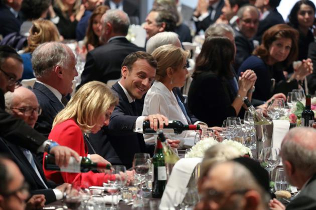 Emmanuel Macron à coté de sa femme Brigitte Macron lors du diner du Crif à Paris le 7 mars  2018 [ludovic MARIN / POOL/AFP]