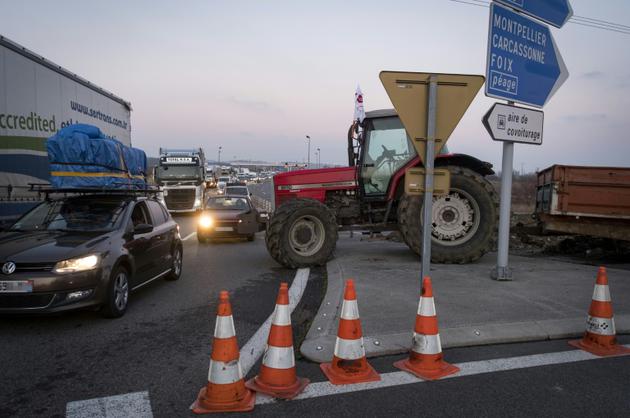 Des agriculmteurs bloquent des accès à la ville de Toulouse, le 7 février 2018 [ERIC CABANIS / AFP]