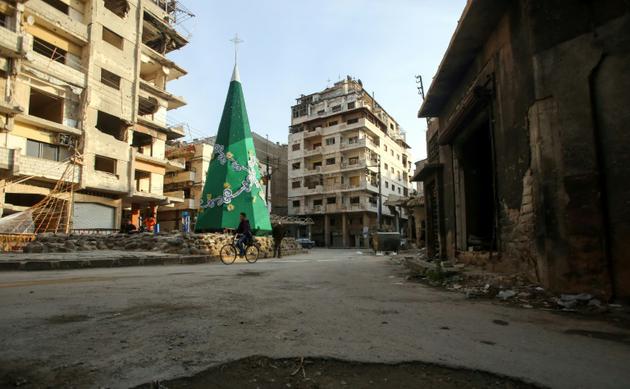 Un sapin de Noël se dresse au milieu des destructions dans la vieille ville syrienne de Homs, où les chrétiens vont célébrer Noël pour la première fois depuis des années, le 17 décembre 2017 [Youssef KARWASHAN / AFP]
