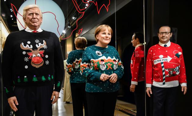 Tout le monde se met au pull moche de Noël: du PSG, qui a sorti deux modèles, jusqu'au musée Grévin qui en a habillé ses fameuses statues de cire (ici en photo).  [BERTRAND GUAY / AFP/Archives]