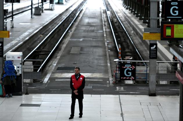 Un agent de la SNCF gare de Lyon à Paris, au 2e jour de la grève au sein de la compagnie ferroviaire, le 4 avril 2018 [STEPHANE DE SAKUTIN / AFP]