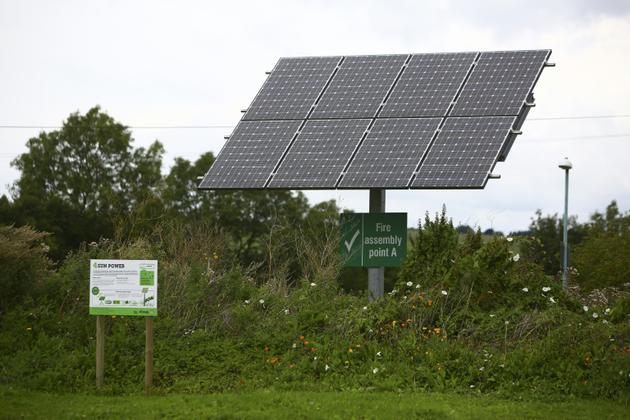 Des panneaux solaires alimentant le Forest Green Rovers, dans l'ouest de l'Angleterre [GEOFF CADDICK / AFP]