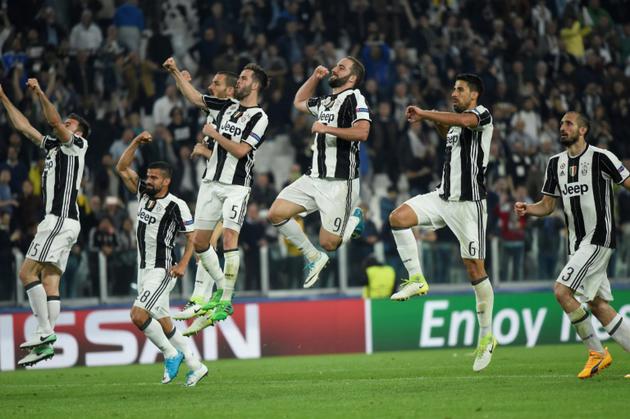 La joie des joueurs de la Juventus après leur succès face à Barcelone, le 11 avril 2017 à Turin [Miguel MEDINA / AFP]