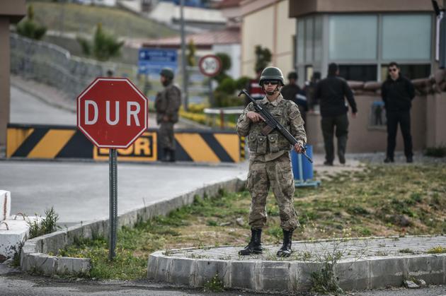 Un soldat turc monte la garde aux abords du tribunal où s'est ouvert le procès d'un pasteur américain, le 16 avril à Aliaga près d'Izmir   [OZAN KOSE / AFP]