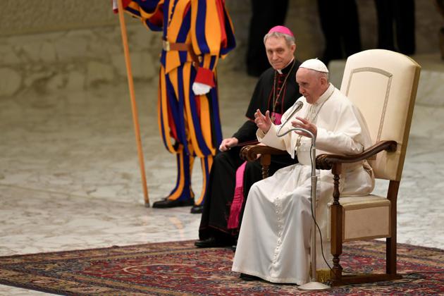 Le pape François adresse ses voeux au personnel du Vatican, le 21 décembre [Andreas SOLARO / AFP]