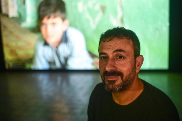 Erkan Özgen, un artiste kurde qui a récemmenet ouvert une nouvelle galerie d'art contemporain à Diyarbakir, pose à Istanbul, le 22 octobre 2017 [OZAN KOSE / AFP]