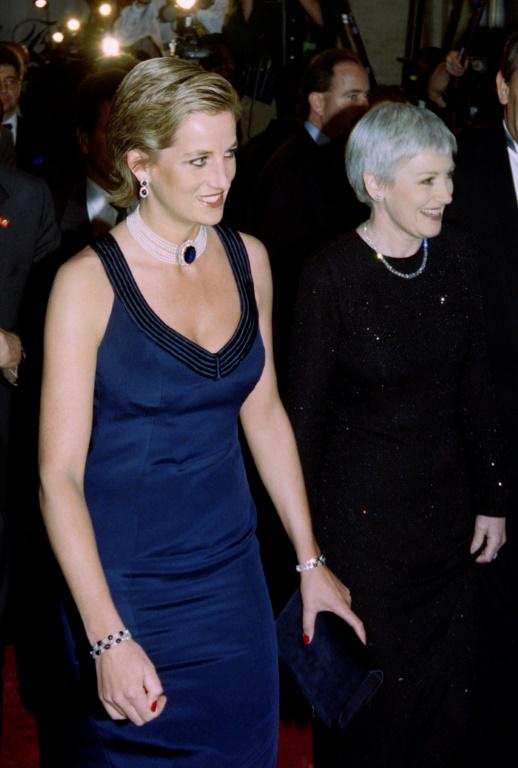 La princesse de Galles Diana, aussi connue sous le nom de Lady Di, et Liz Tilberis, ancienne rédactrice en chef d'origine britannique du magazine Harper's Bazaar, à New York le 30 janvier 1995 [Jon LEVY / AFP/Archives]