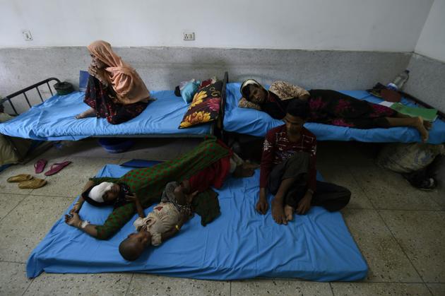 Des réfugiés musulmans rohingyas birmans réfugiés dans l'hôpital Sadar à Cox's Bazar au Bangladesh, le 25 septembre 2017  [DOMINIQUE FAGET / AFP]