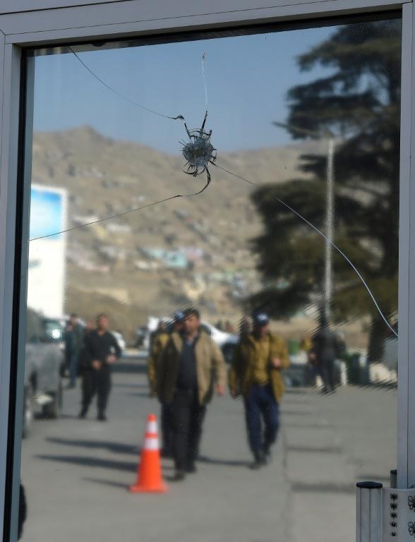 Un trou de balle dans l'entrée de l'hôtel Intercontinental à Kaboul, le 23 janvier 2018  [WAKIL KOHSAR / AFP]