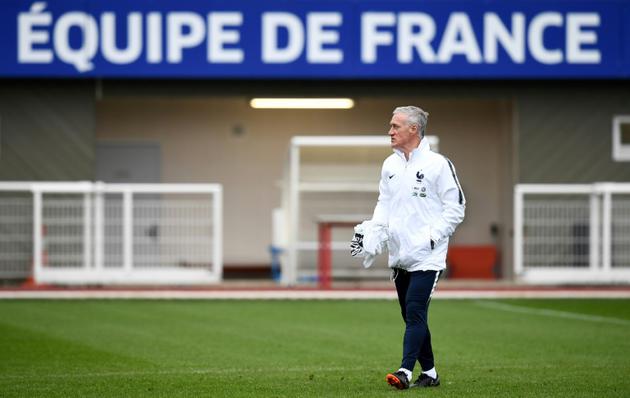 Le sélectionneur Didier Deschamps dirige l'entraînement de l'équipe de France à Clairefontaine, le 25 mars 2018 [FRANCK FIFE / AFP]