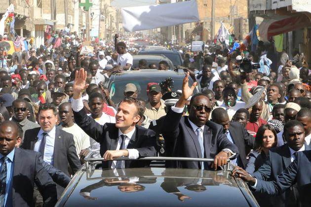 Les présidents français et sénégalais, Emmanuel Macron et Macky Sall, saluent la foule lors d'une visite à Saint-Louis, dans le nord du Sénégal, le 3 février 2018. [ludovic MARIN / POOL/AFP]