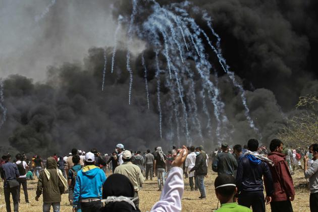 Tirs de gaz lacymogènes en directions de manifestants palestiniens à la frontière Israël-Gaza à l'est de Khan Younès, le 6 avril 2018 [SAID KHATIB / AFP]
