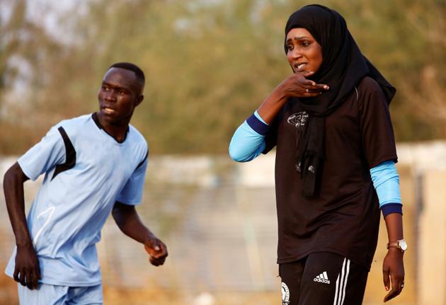 La Soudanaise Salma al-Majidi, première coach d'un club de foot, lors d'un entraînement avec les joueurs du club régional Al-Ahly, le 17 février 2018 à Al-Gadaref, à l'est de Khartoum [ASHRAF SHAZLY / AFP]