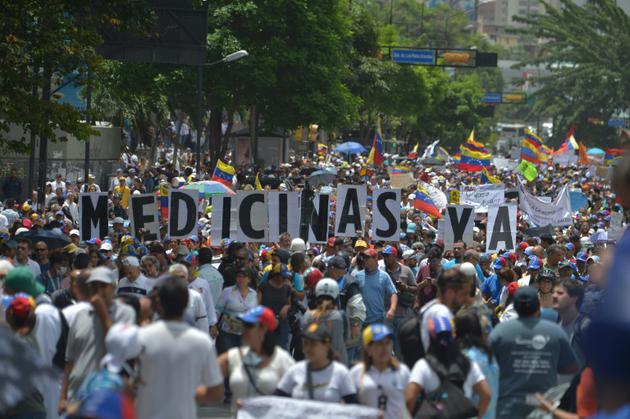 Les médecins et le personnel de santé manifestent à Caracas, au Vénézuela, le 22 mai 2017 [LUIS ROBAYO                          / AFP]