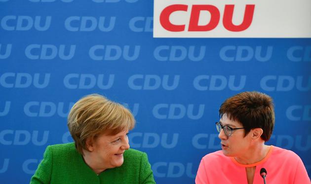 La chancelière allemande Angela Merkel avec  Annegret Kramp-Karrenbauer, nouveau numéro deux de son parti conservateur, le 19 février 2018 à Berlin. [Tobias SCHWARZ / AFP]