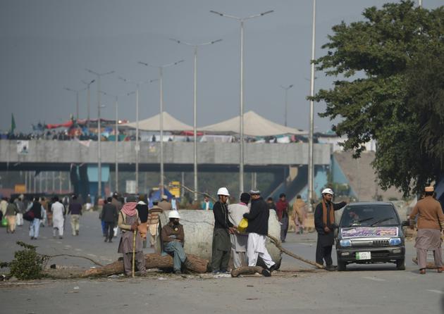 Des manifestants islamistes bloquent une route à Islamabad, le 27 novembre 2017 [FAROOQ NAEEM / AFP]