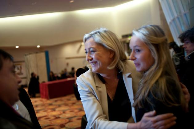 Marine Le Pen et sa nièce Marion Marechal-Le Pen en février 2010 à Paris [FRED DUFOUR / AFP/Archives]