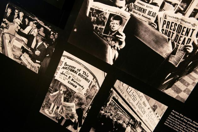 La mort de JFK, annoncée sur ces journaux photographiés en 2013, continue d'alimenter de nombreuses théories du complot, plus de 50 ans après [BRENDAN SMIALOWSKI / AFP/Archives]