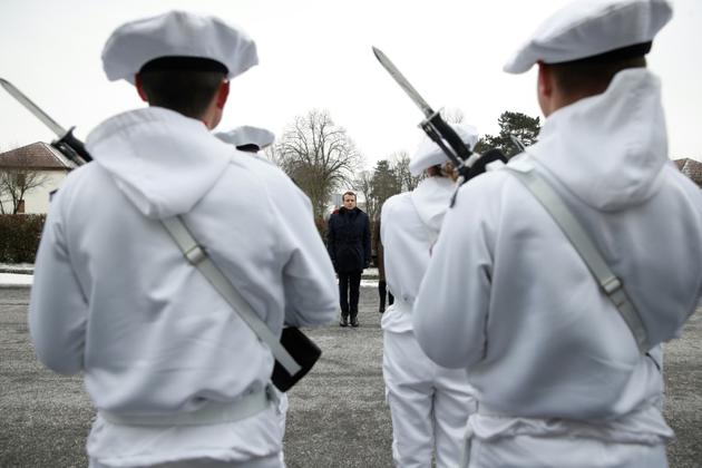 Emmanuel Macron (c) lors d'une cérémonie militaire au  camp de Mourmelon, le 1er mars 2018 [Yoan VALAT / POOL/AFP]