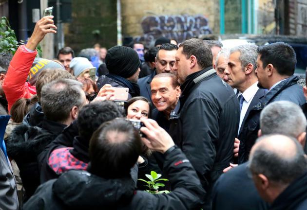 Silvio Berlusconi pose avec ses sympathisants lors d'une visite à Naples le 3 mars 2018, à la veille des élections législatives [Carlo Hermann / AFP]
