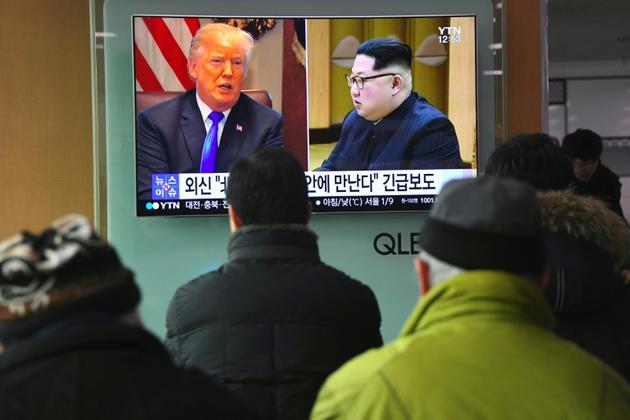 Des écrans de télévision retransmettent des images du président américain Donald Trump (G) et du dirigeant nord-coréen Kim Jong Un dans une gare de Séoul, le 9 mars 2018 [Jung Yeon-je / AFP]