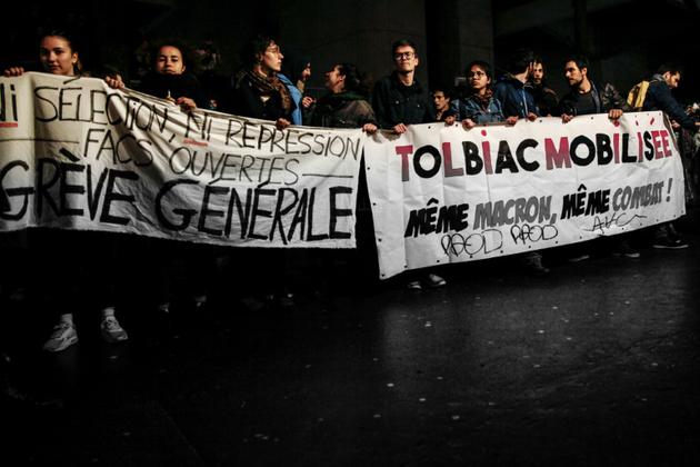 Des étudiants manifestent à Tolbiac à Paris le 12 avril 2018 [Ayoub BENKARROUM / AFP]