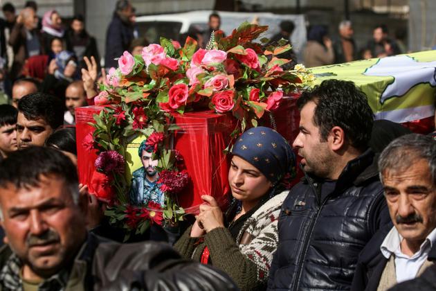Des Kurdes syriens participent le 3 février 2018 à Afrine, dans le nord de la Syrie, à des funérailles de combattants d'une milice kurde tués dans des combats avec des forces pro-Ankara  [DELIL SOULEIMAN / AFP]