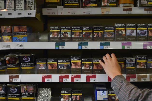 Les prix de certains paquets de cigarettes, comme Camel et Winston, baisseront de 20 centimes le 2 janvier à la suite d'ajustements des fabricants, en attendant la hausse de 1,10 euro prévue en mars par le gouvernement [LOIC VENANCE / AFP/Archives]