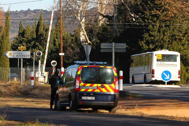Les gendarmes reconstituent la collision entre un car scolaire et un train régional à Millas, dans les Pyrénées-Orientales, le 19 décembre 2017 [COR / AFP]