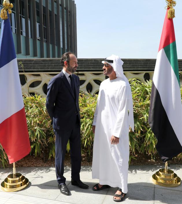 Le Premier ministre français, Edouard Philippe (G), aux côtés du prince héritier d'Abou Dhabi, Mohammed ben Zayed Al-Nahyane, lors d'une visite au musée du Louvre Abu Dhabi, le 10 février 2018 dans la capitale des Emirats arabes unis [KARIM SAHIB / AFP]