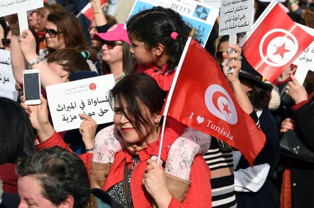 De Tunisiens, en majorité des femmes, défilent à Tunis pour réclamer l'égalité des sexes en matière d'héritage, le 10 mars 2018  [FETHI BELAID / AFP]