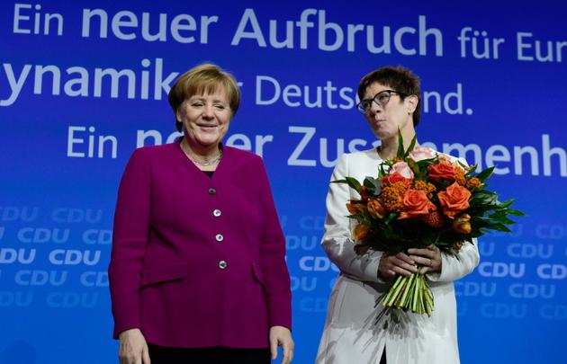 Angela Merkel (g) et la nouvelle secrétaire générale du CDU Annegret Kramp-Karrenbauer le 26 février 2018 à Berlin  [Tobias SCHWARZ                      / AFP/Archives]