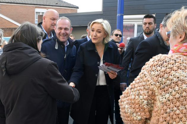 Marine Le Pen sur le marché du Rouvroy près d'Hénin-Beaumont (Hauts-de-France), le 24 avril 2017, avec le maire de la ville Steeve Briois [ALAIN JOCARD / AFP]