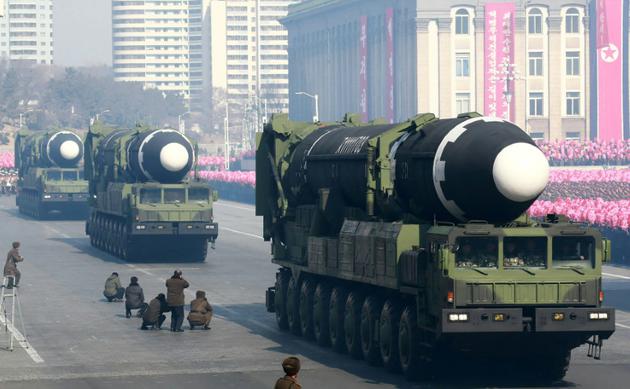 Des missiles balistiques Hwasong-15 pendant un défilé militaire à Pyongyang, le 8 février 2018 [KCNA VIA KNS / KCNA via KNS/AFP]