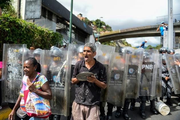 Des manifestants dans les rues de Caracas, le 28 décembre 2017 scandent des slogans contre le gouvernement et dénoncent les pénuries alimentaires [FEDERICO PARRA / AFP]