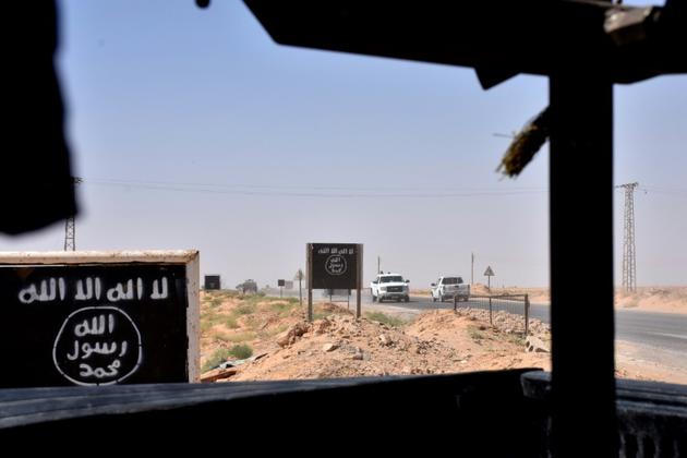 Des panneaux aux couleurs du groupe Etat islamique près de Deir Ezzor, en Syrie, le 9 septembre 2017 [George OURFALIAN / AFP/Archives]